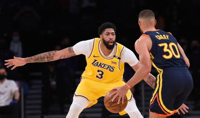  詹姆斯准三双 湖人险胜勇士  